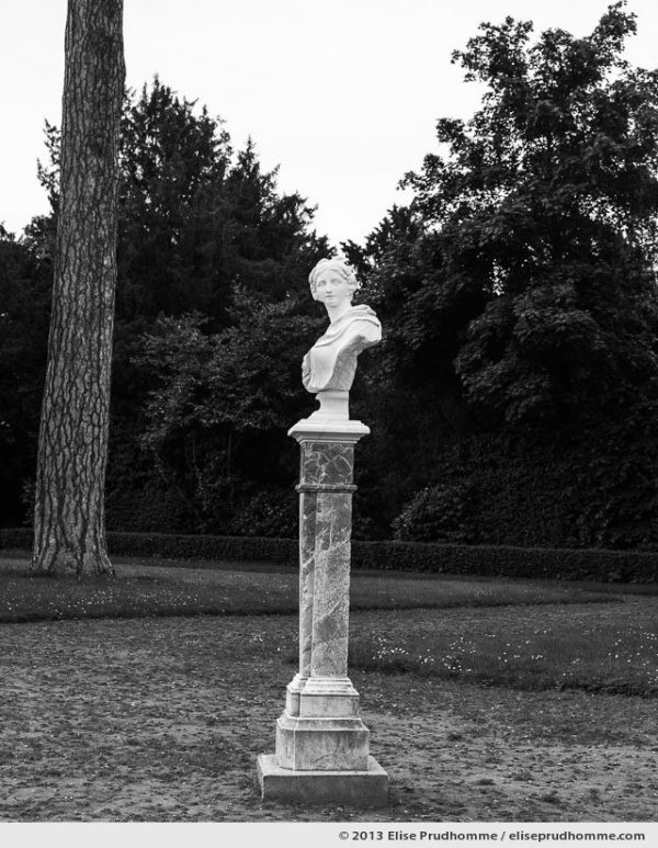 Bosquet de la reine, Versailles Chateau Garden, Paris, France, 2013 (part of the series Yours, Mine, Le Nôtre's) by Elise Prudhomme.