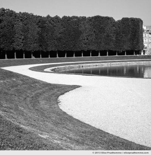 Courbes, Versailles Chateau Garden, Paris, France, 2013 (part of the series Yours, Mine, Le Nôtre's) by Elise Prudhomme.