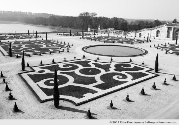Broderie, Versailles Chateau Garden, France, 2012 (part of the series Yours, Mine, Le Nôtre's) by Elise Prudhomme.