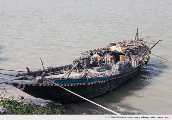 Boat on the Hooghly River delivering clay for making statues of Hindu gods and goddesses, Kumartuli district, Kolkata, Calcutta, West Bengal, India, 2009 by Elise Prudhomme.