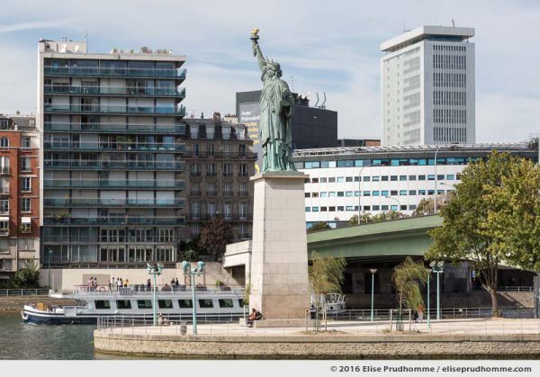 Statue of Liberty, Swan Island, Pont de Grenelle, Paris, France. Statue de la liberté sur l'ïle aux Cygnes, Pont de Grenelle, Paris 15ème arrdt, France
