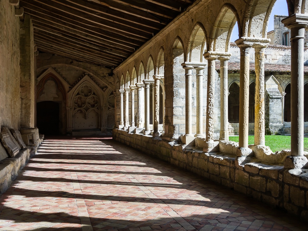 Cloister-of-the-Eglise-Collegiale-in-Saint-Emilion-Gironde-France