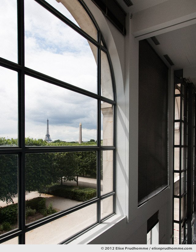 Télépathie or Telepathy, Tuileries Garden, Paris, France, 2011 (part of the series Yours, Mine, Le Nôtre's) by Elise Prudhomme.
