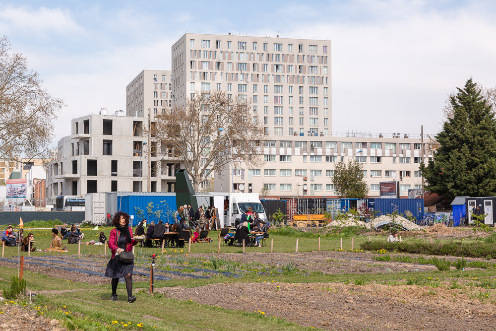Picnic on the grass at the Sensitive Zone - Urban Farm of Saint-Denis.