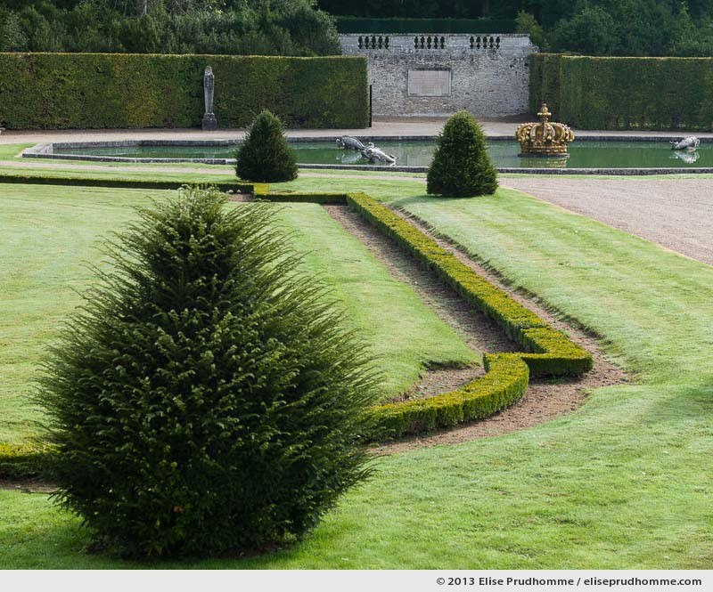 Parterre de la Couronne, Study 2, Vaux-le-Vicomte Castle and Garden, Maincy, France. 2013 (series Yours, Mine, Le Nôtre's) by Elise Prudhomme.