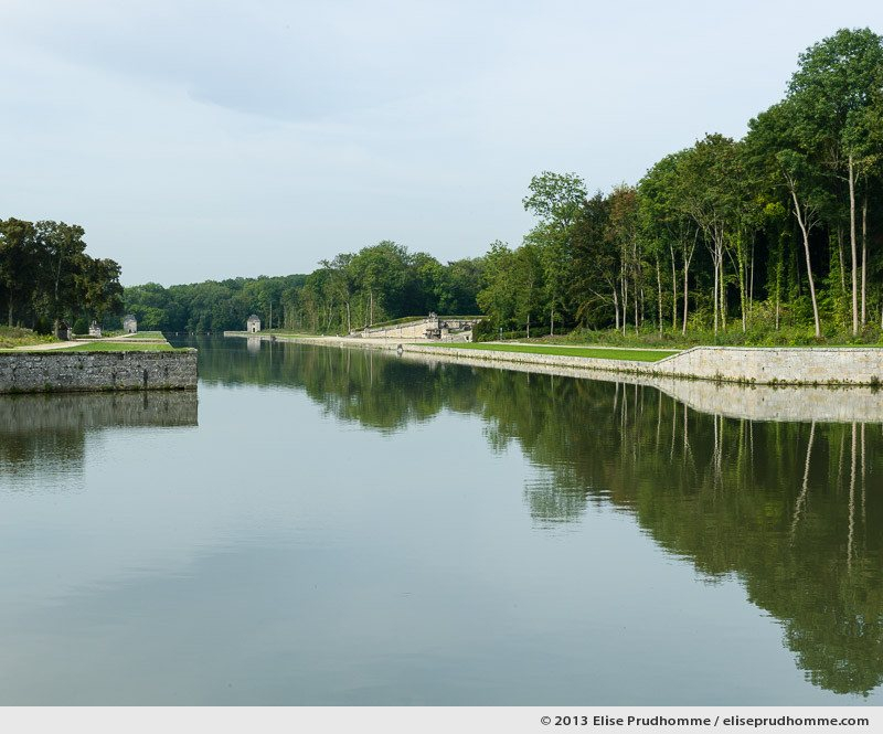 Canal de la Poêle, Vaux-le-Vicomte Castle and Garden, Maincy, France. 2013 (series Yours, Mine, Le Nôtre's) by Elise Prudhomme.