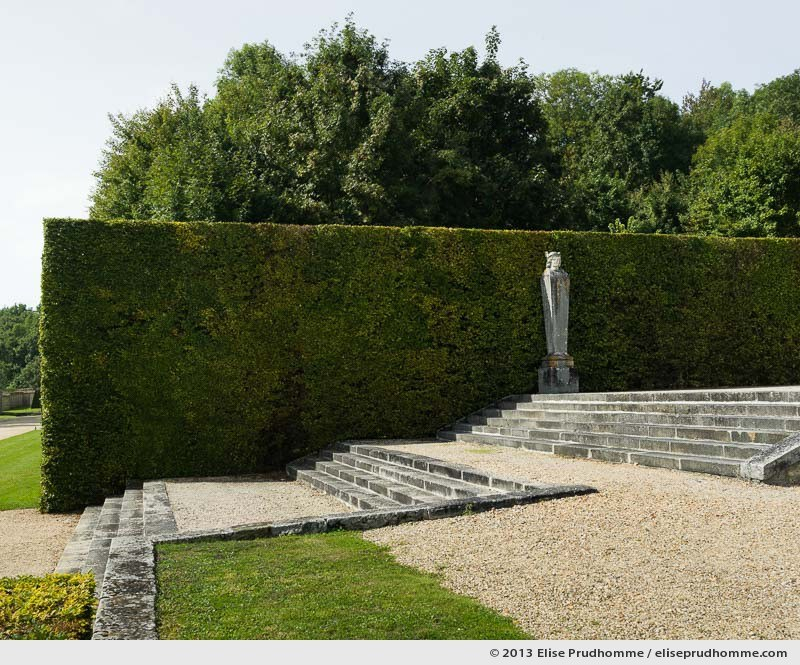 Hedge and statue in the Parterre des fleurs, Vaux-le-Vicomte Castle and Garden, Maincy, France. 2013 (series Yours, Mine, Le Nôtre's) by Elise Prudhomme.